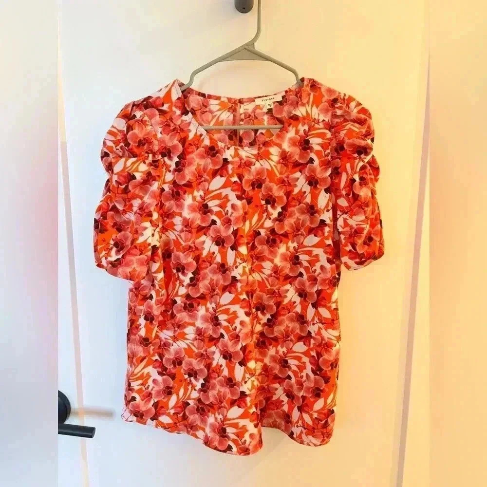 Pleione Short Sleeve Floral Top in Red and White